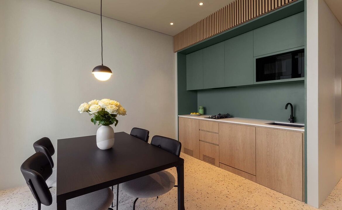 4-seat dining table and modern kitchen in the rental studio at Upside Living, Business Bay.