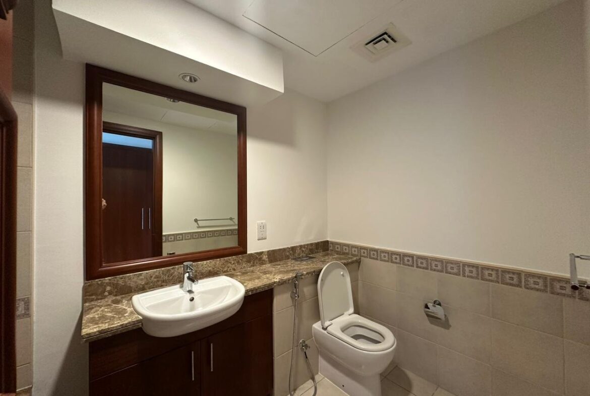 Guest bathroom in a 2-bedroom apartment for rent in Golden Mile 5, Palm Jumeirah, Dubai.