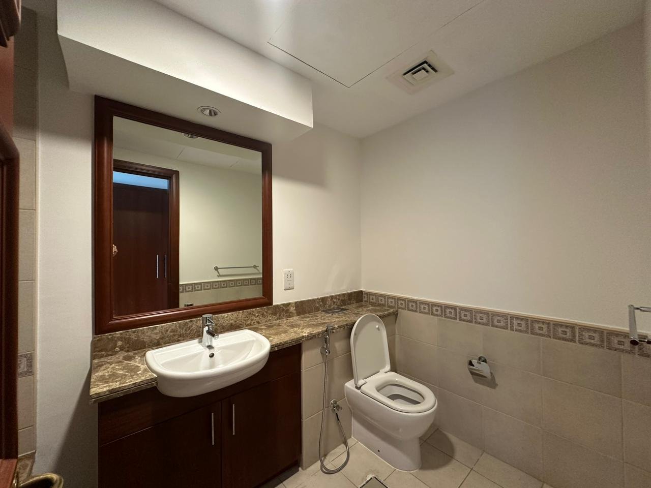 Guest bathroom in a 2-bedroom apartment for rent in Golden Mile 5, Palm Jumeirah, Dubai.