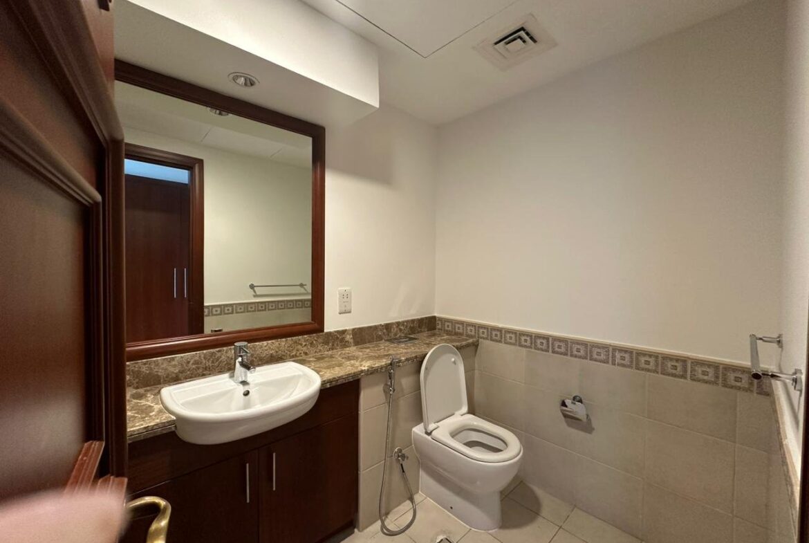 Another view of the guest bathroom in a 2-bedroom apartment for rent in Golden Mile 5, Palm Jumeirah, Dubai.