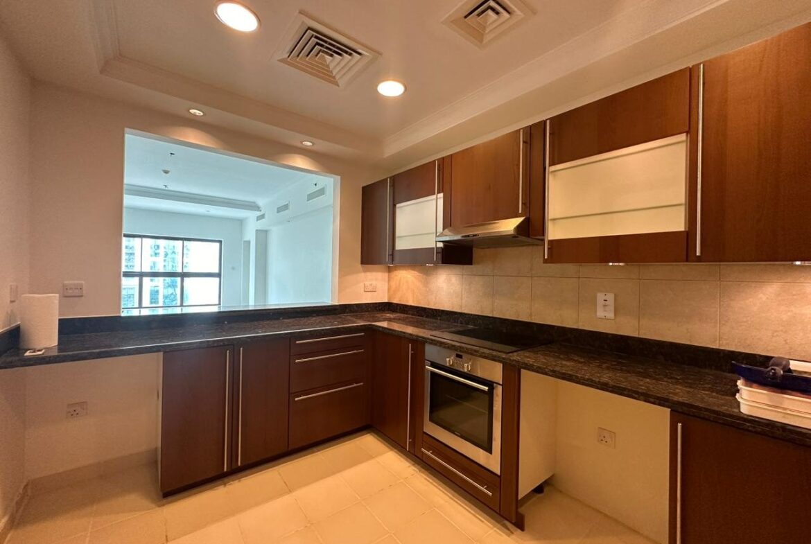 Kitchen in a 2-bedroom apartment for rent in Golden Mile 5, Palm Jumeirah, Dubai