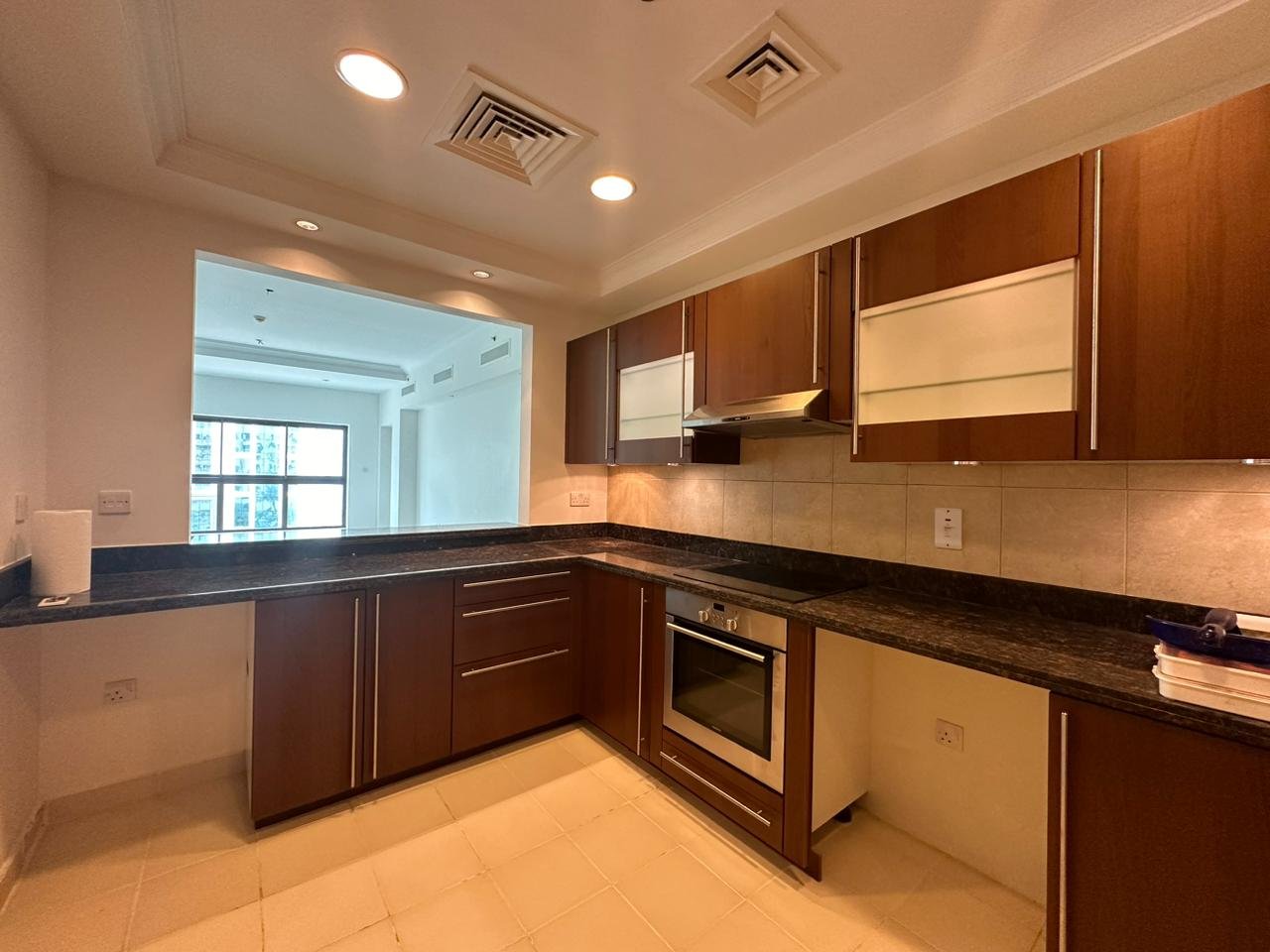 Kitchen in a 2-bedroom apartment for rent in Golden Mile 5, Palm Jumeirah, Dubai