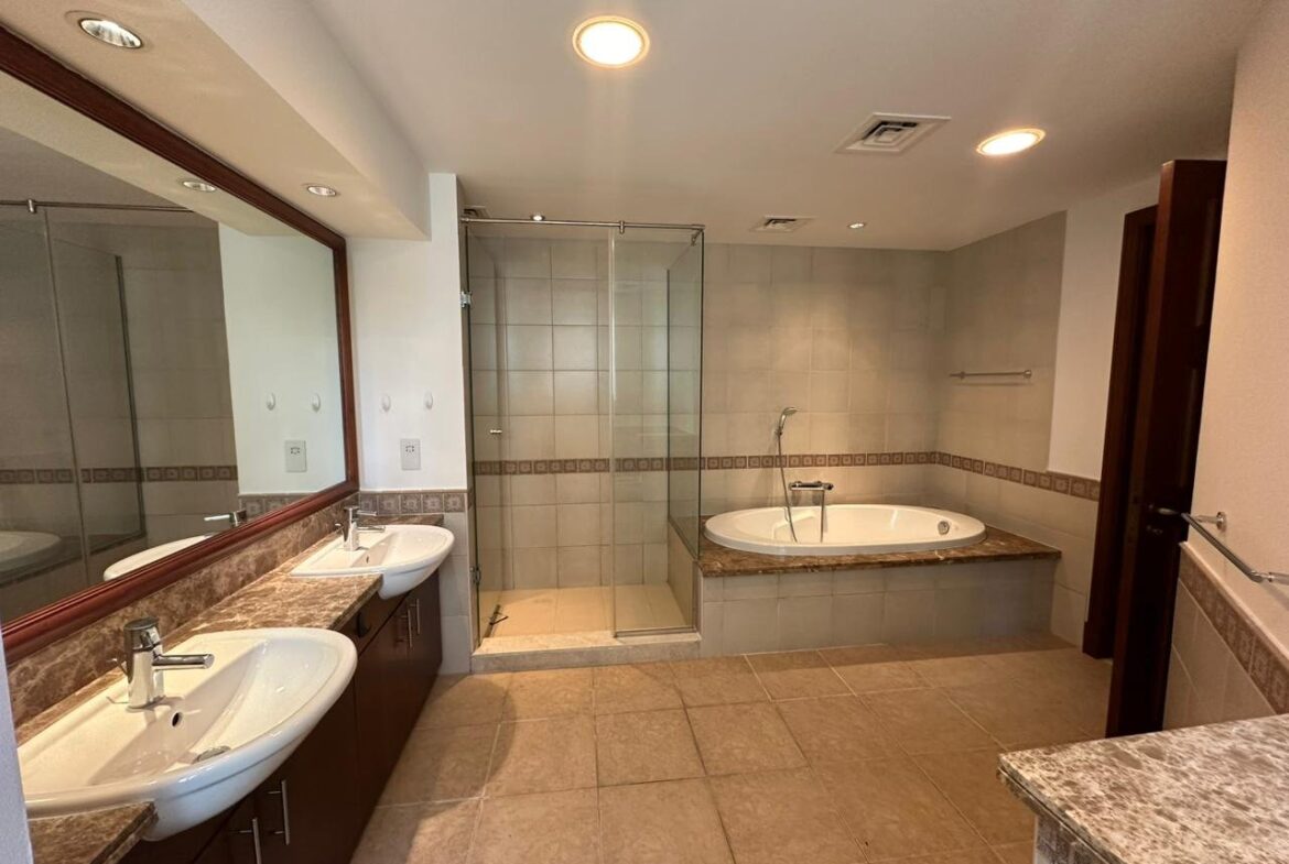 Master bathroom in a 2-bedroom apartment for rent in Golden Mile 5, Palm Jumeirah, Dubai.