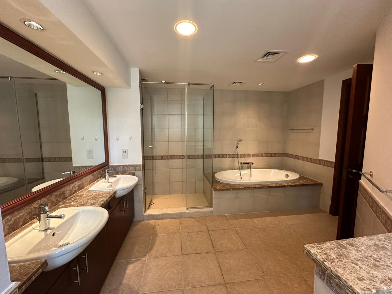 Master bathroom in a 2-bedroom apartment for rent in Golden Mile 5, Palm Jumeirah, Dubai.