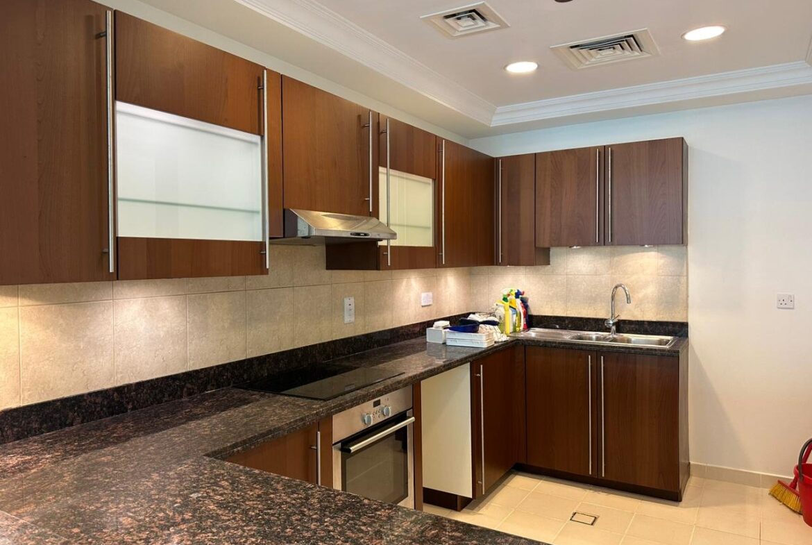 Additional view of the kitchen in a 2-bedroom apartment for rent in Golden Mile 5, Palm Jumeirah, Dubai.