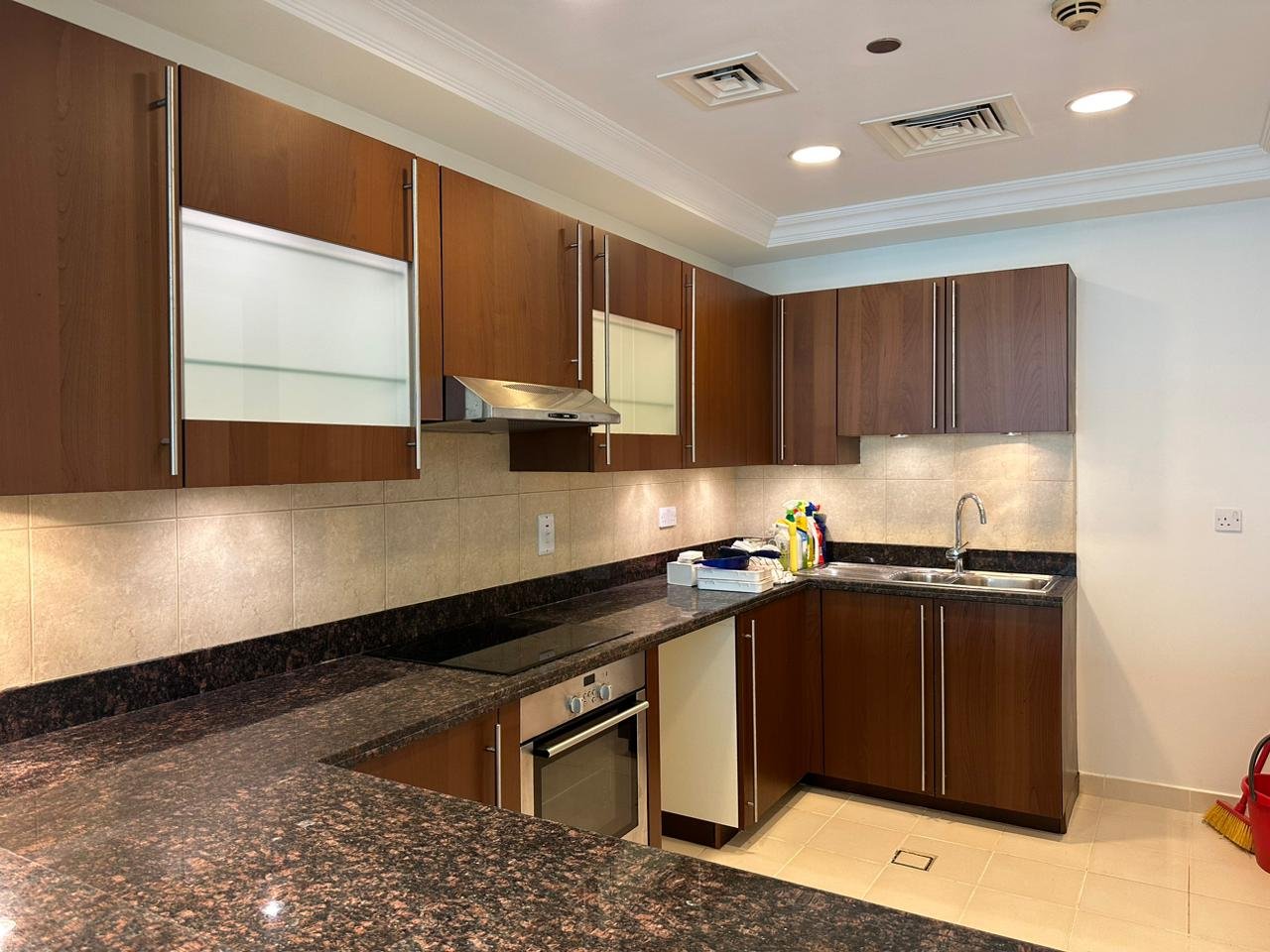 Additional view of the kitchen in a 2-bedroom apartment for rent in Golden Mile 5, Palm Jumeirah, Dubai.