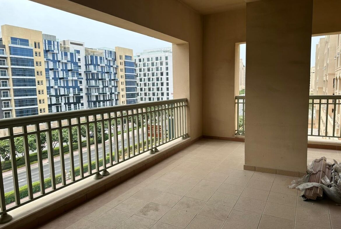 Balcony with a street view in a 2-bedroom apartment for rent in Golden Mile 5, Palm Jumeirah, Dubai.